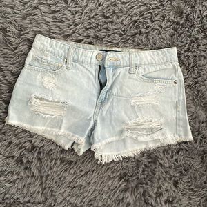 🎉light wash ripped jean shorts